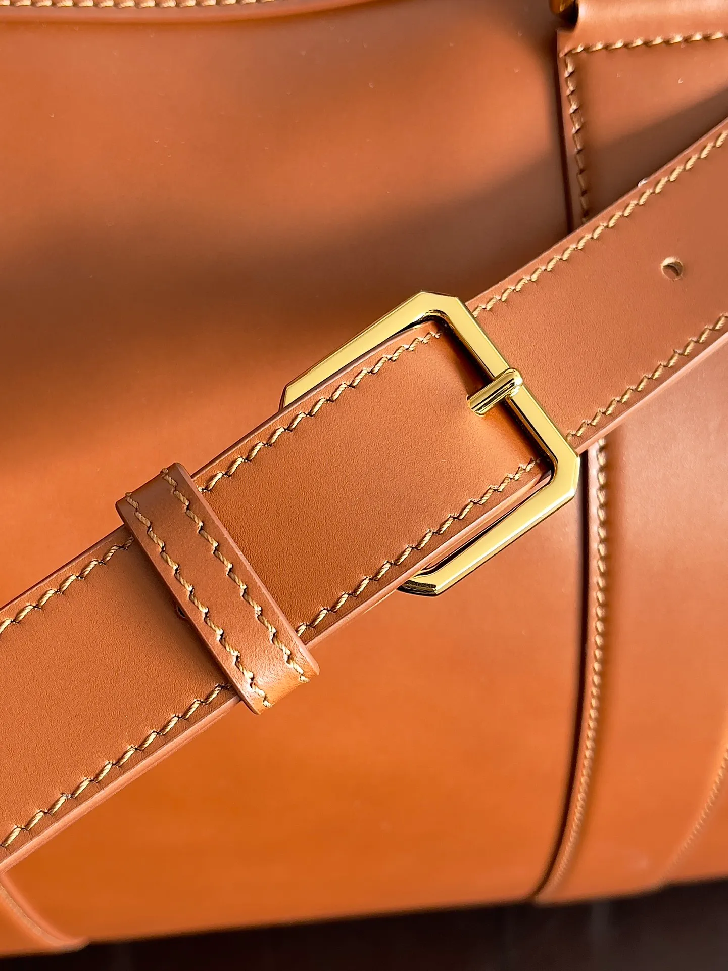 Batch 3240 Bottega Veneta's new travel bag is a super retro glossy leather travel bag with leather piping of the same color, equipped with handles and shoulder straps of the same color, double zipper closure, classic design, simple and elegant, the leather is soft and durable, and it adds a unique texture as time goes by. In terms of capacity, it can fully meet daily needs, and its practicality is perfect💯. Carrying it on your back will always turn heads when you go out. Style number: 795287 (650066) Size: 55*29*24cm